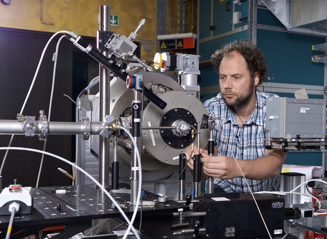 Henrik Lemke, research group leader at PSI, at the Bernina experiment station of SwissFEL.