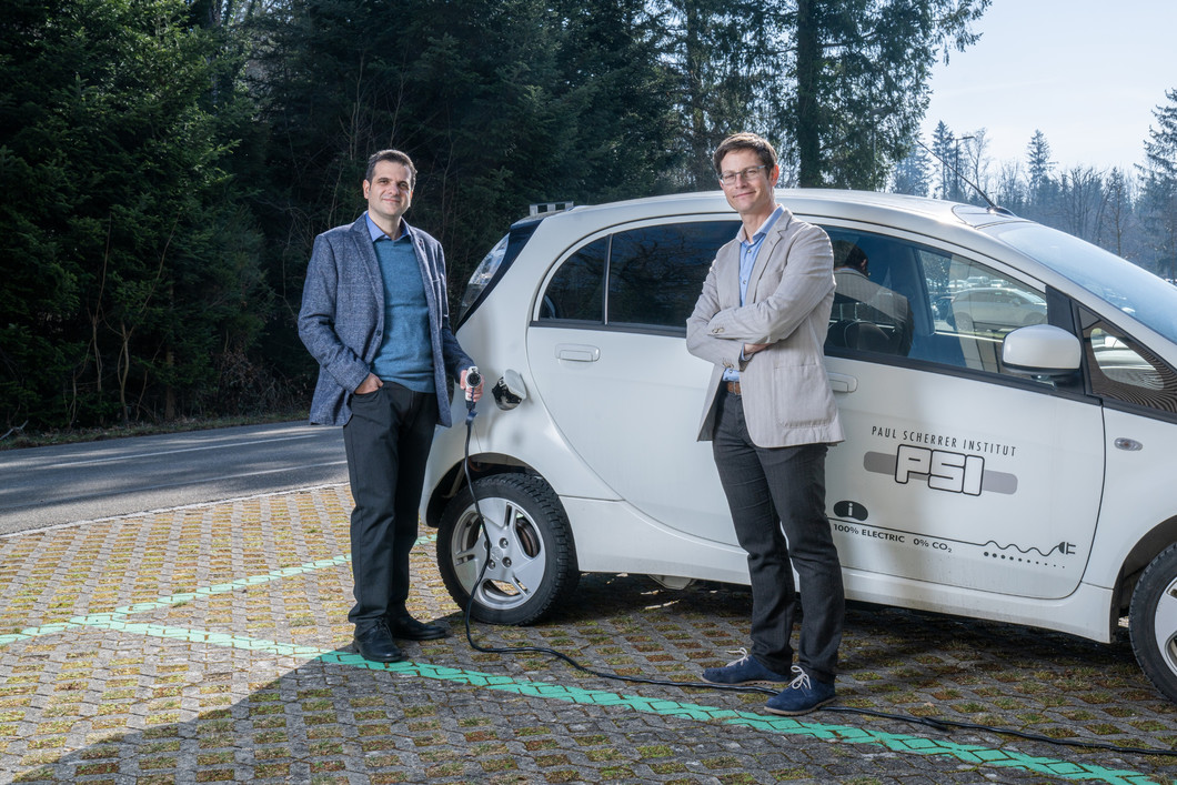 Elektromobilität wird bei der Energiewende eine wichtige Rolle spielen, wissen die Studienautoren Evangelos Panos (links) und Tom Kober.