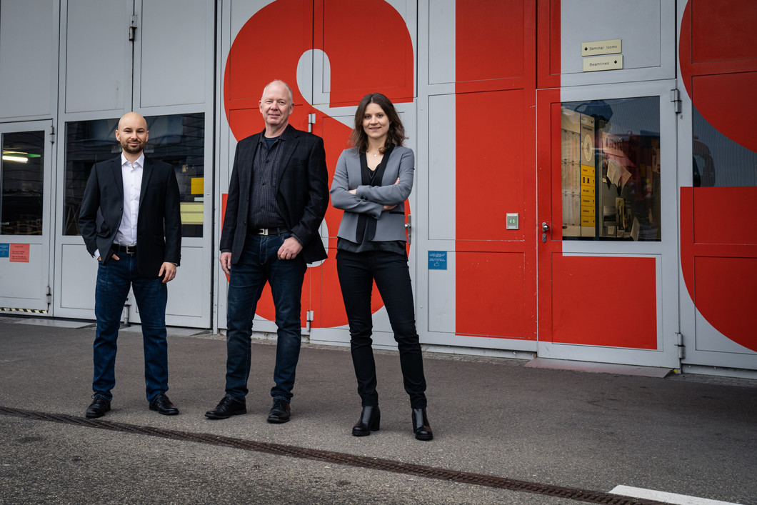 Adam Kubec, Christian David and Marie-Christine Zdora (from left to right), together with other PSI researchers, have developed an innovative optical lens at the Swiss Light Source SLS. 