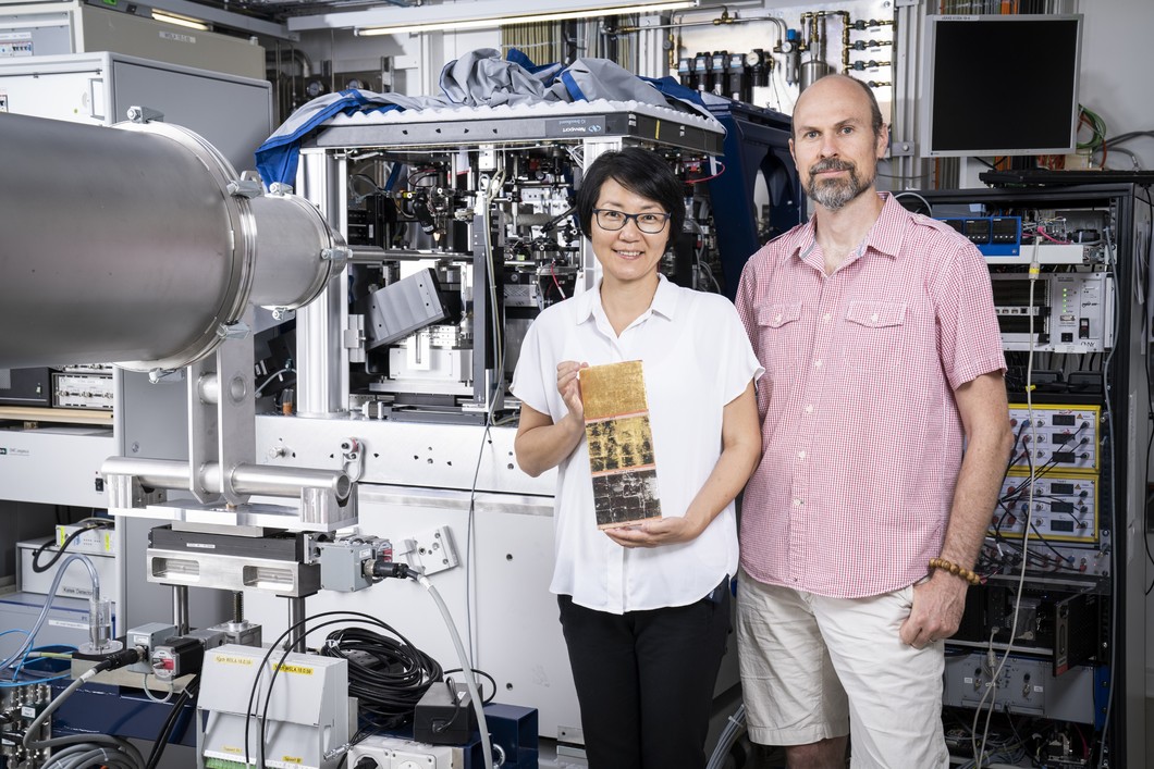Qing Wu and Benjamin Watts at the cSAXS beamline, where they conducted their investigations.