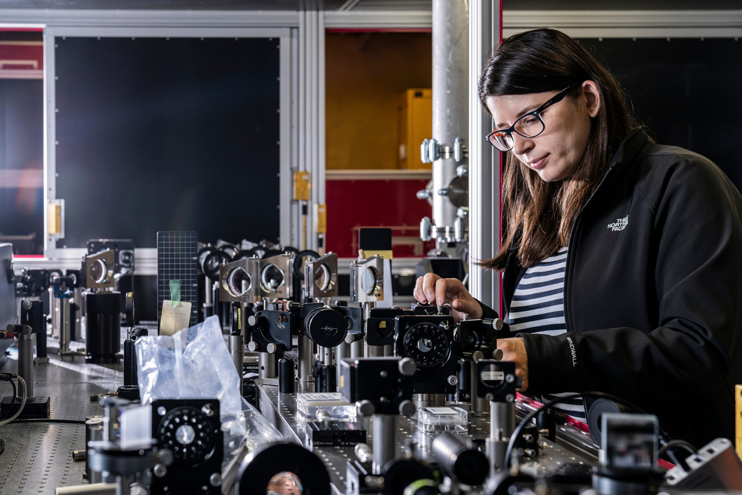 PSI researcher Camila Bacellar is pleased about the success in precisely analysing the DNA repair enzyme photolyase at the Alvra beamline of the Swiss X-ray free-electron laser SwissFEL.