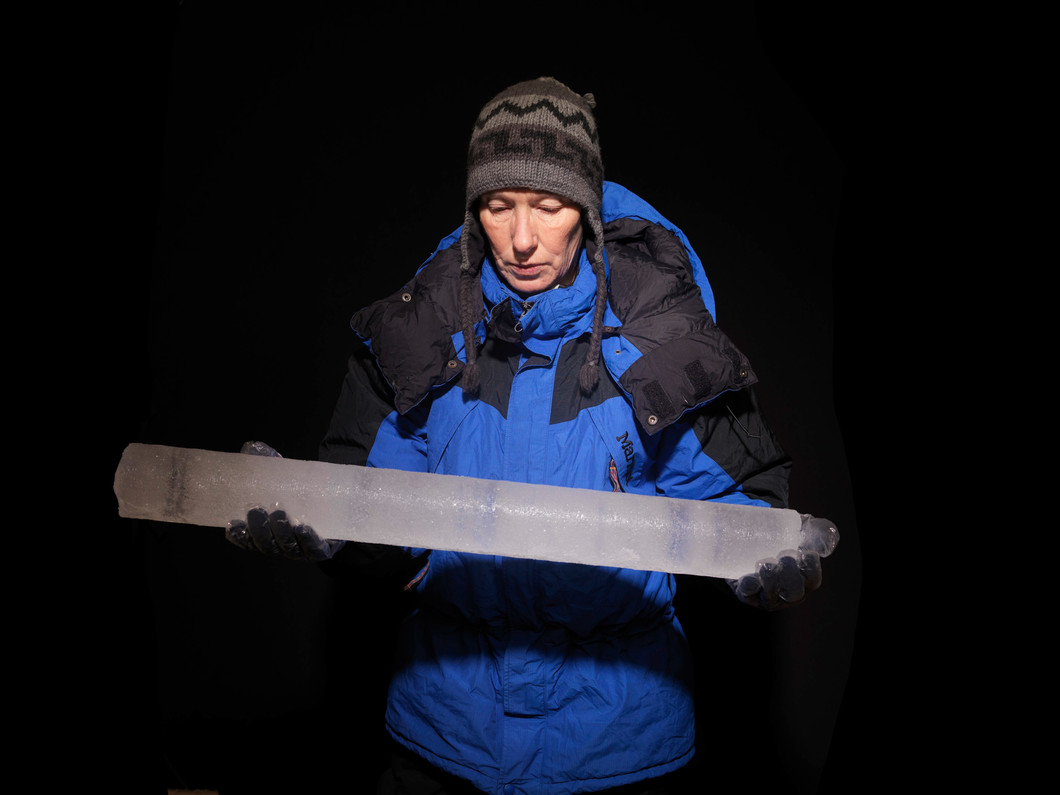 Margit Schikowski mit einem Eisbohrkern vom Grand Combin. Die darin enthaltenen Informationen sind infolge der Erderwärmung weitgehend verloren.