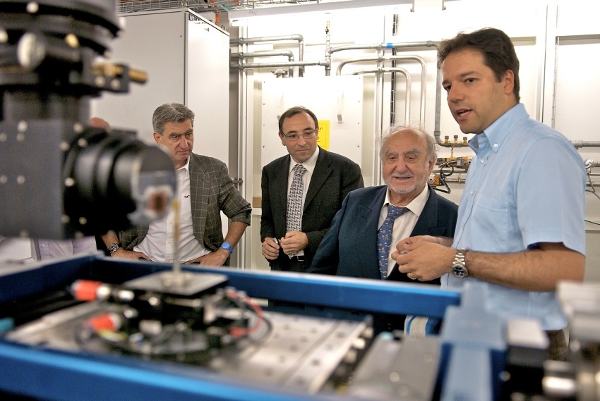 Nicolas Hayek during a conversation with PSI scientists about the fuel cell research at the Swiss Light Source SLS.