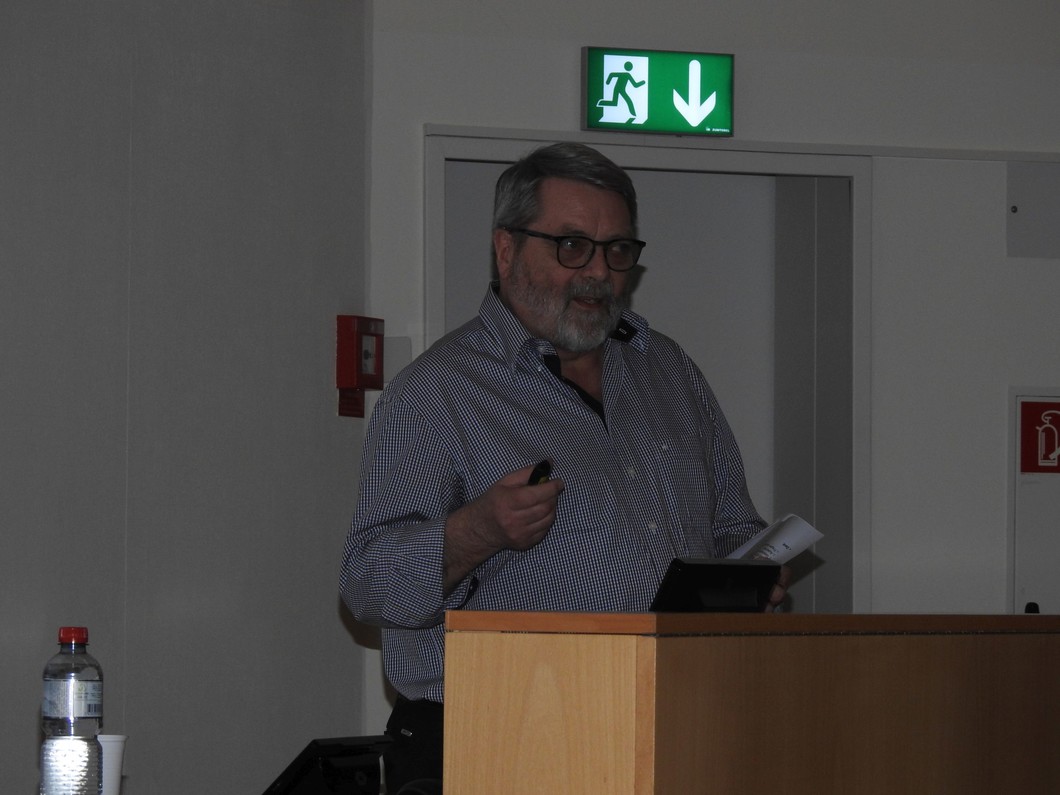 Max Huser hält den Vortrag 'Hinter den Kulissen der Forschung: PSI-Infrastruktur hautnah'