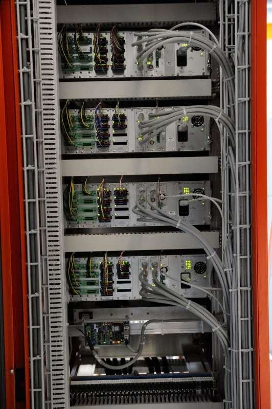 Cabling in 19”-cabinet, if so we see several controller connected to 24 axis consisting of motor, encoder an other IO’s.