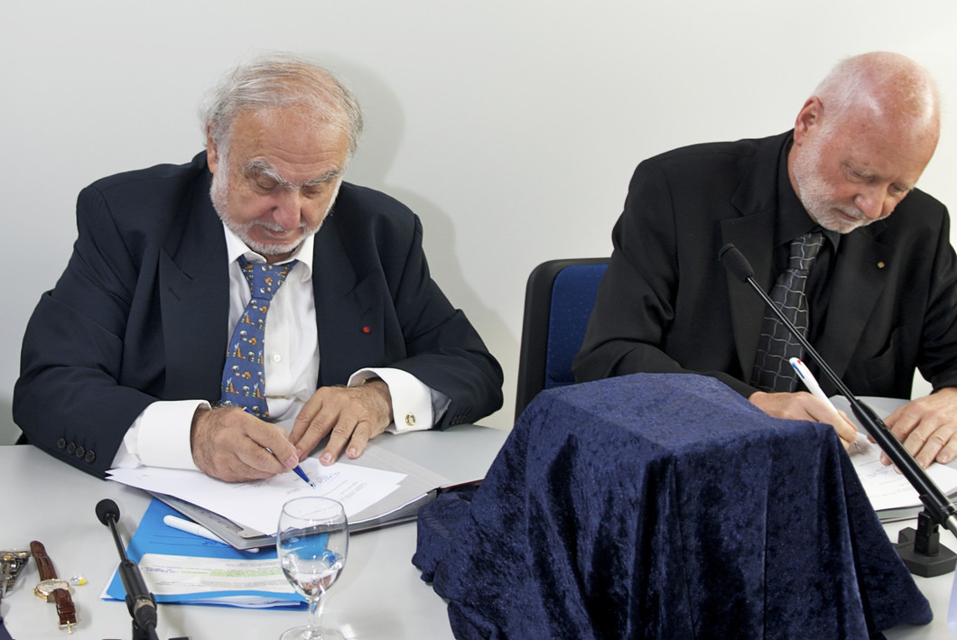 Nicolas Hayek und Martin Jermann unterzeichnen den Vertrag über die Entwicklung der schweizer Brennstoffzelle.