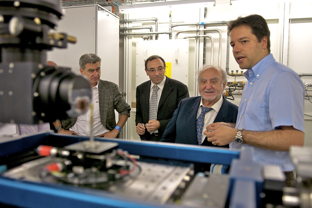 Nicolas Hayek im Gespräch mit Marco Stampanoni über die Brennstoffzellenforschung an der Synchrotron Lichtquelle Schweiz.