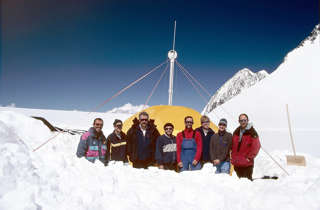 Das Forscherteam im Altai. Im Hintergrund das Zelt, in dem die Eiskernbohrung durchgeführt wurde. Aufnahme PSI,Patrick Ginot
