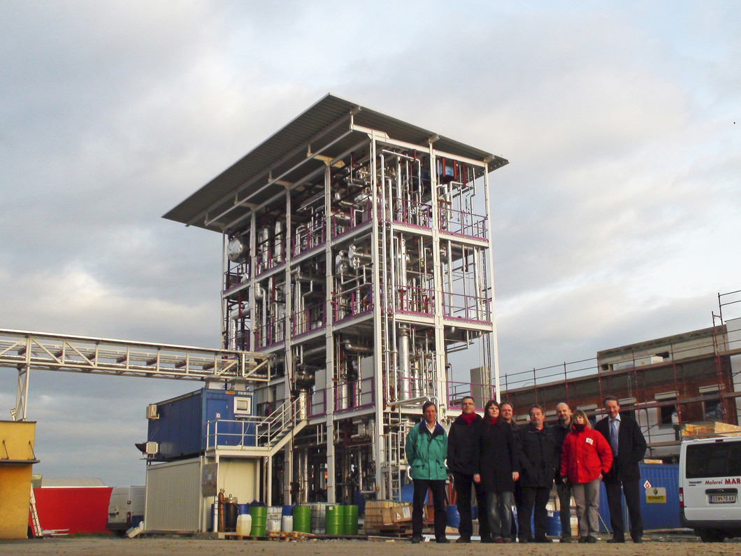 Le team de développement devant l'installation de Güssing qui transforme le bois en gaz naturel de synthèse.