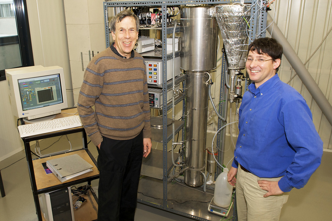 Chercheurs Samuel Stucki et Serge Biollaz du PSI avec l'installation laboratoire qui a servi de développer le procédé de transformation catalytique du gaz de bois en méthane.
