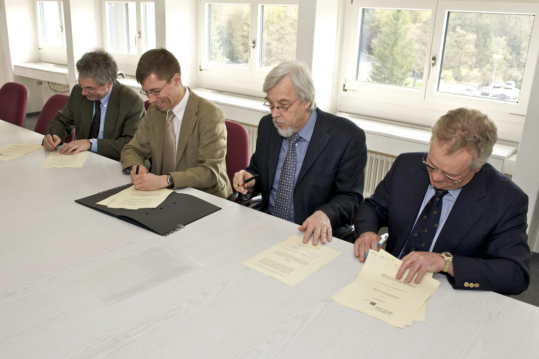 PSI-Direktor Joël Mesot (2. v.l.) und CERN-Direktor Rolf-Dieter Heuer (3. v.l.) unterzeichnen den Zusammenarbeitsvertrag.