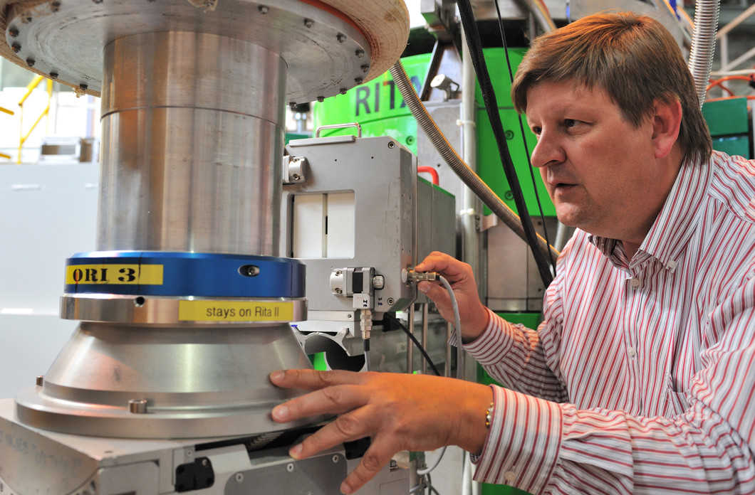 Christof Niedermayer an seinem Messplatz in der Neutronenhalle SINQ.  (Foto PSI)