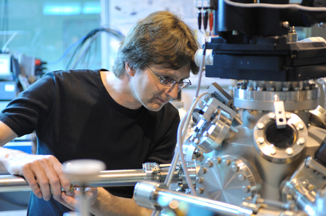Frithjof Nolting an der Strahllinie der SLS, mit der er magnetische Materialien untersucht. (Foto PSI)