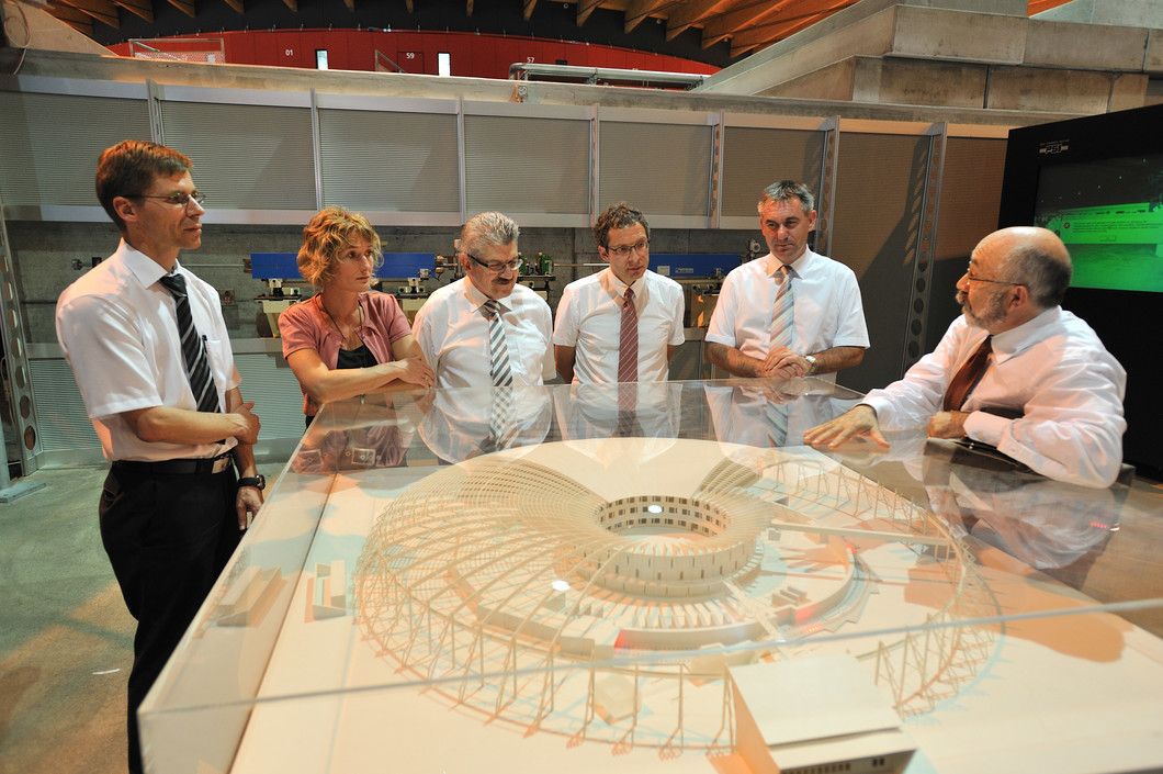 PSI-Wissenschaftler Rafael Abela erläutert Mitgliedern des Aargauer Regierungsrats die Funktionsweise der Synchrotron Lichtquelle Schweiz SLS. Links: PSI-Direktor Joël Mesot.
(Foto PSI / F. Reiser)