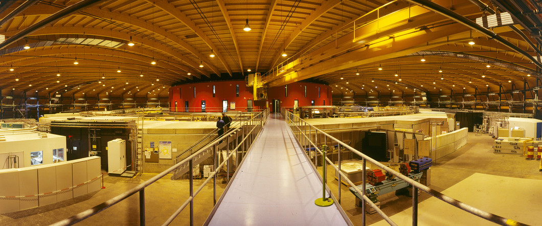 Innenansicht der Experimentierhalle an der Synchrotron Lichtquelle Schweiz (Foto: H.R. Bramaz/PSI)