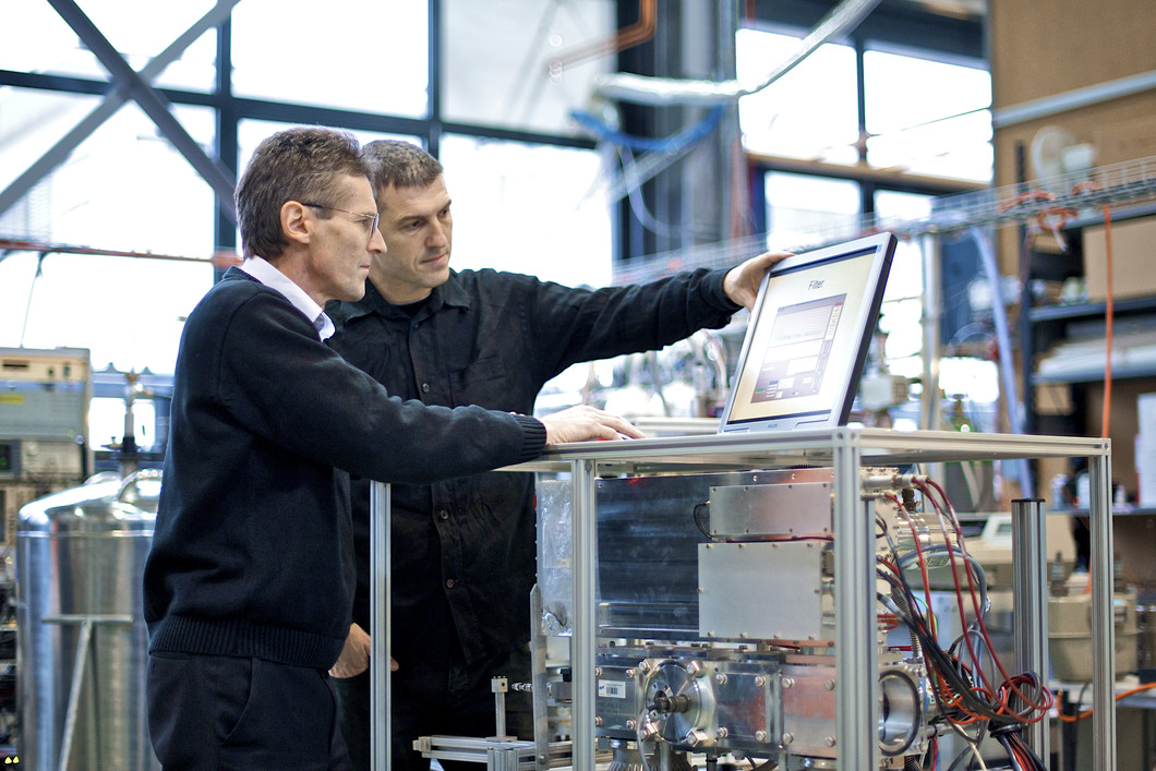 PSI-Forscher Urs Baltensperger (links) und André Prévôt am Massenspektrometer, das die neuen Einsichten in die Entstehung von Feinstaub in der Atmosphäre ermöglicht hat.