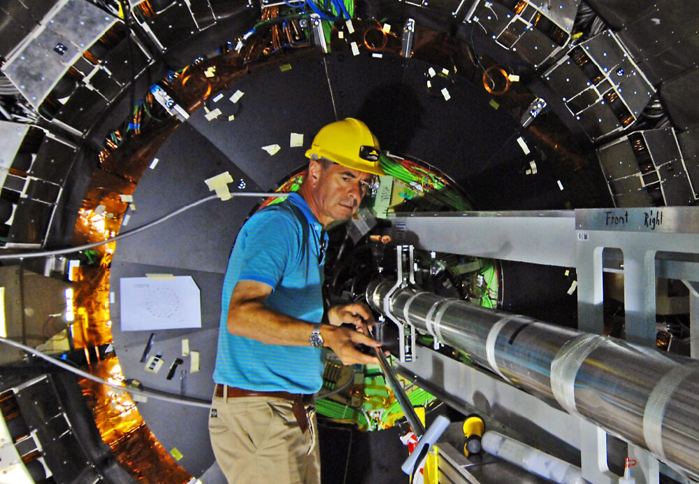 Roland Horisberger, responsable du projet détecteur à pixels, lors de l'installation du détecteur au CERN. (Foto: H.R.Bramaz)