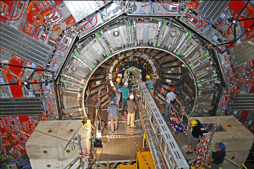 Scientists during the installation of the BPIX detector in the centre of the vast CMS detector. (Photo: H.R.Bramaz)