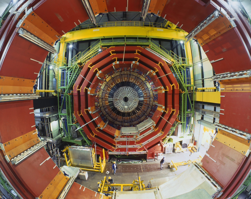 Les protons entrent en collision dans le tube au centre, le détecteur BPIX construit autour enregistre les données en trois dimensions. (Foto: H.R.Bramaz)