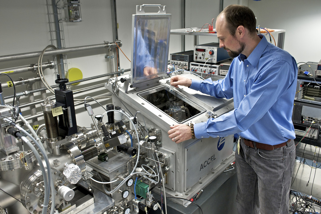PSI-Forscher Benjamin Watts befestigt eine Probe an der Strahllinie PolLux an der Synchrotron Lichtquelle Schweiz SLS. Hier werden die Untersuchungen zum Aufbau leitfähiger Polymere durchgeführt.