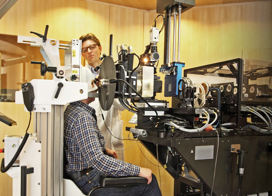 Der Physiker Jorn Verwey bereitet OPTIS 2 für die Behandlung eines Patienten vor. (Bild: ETH-Rat)