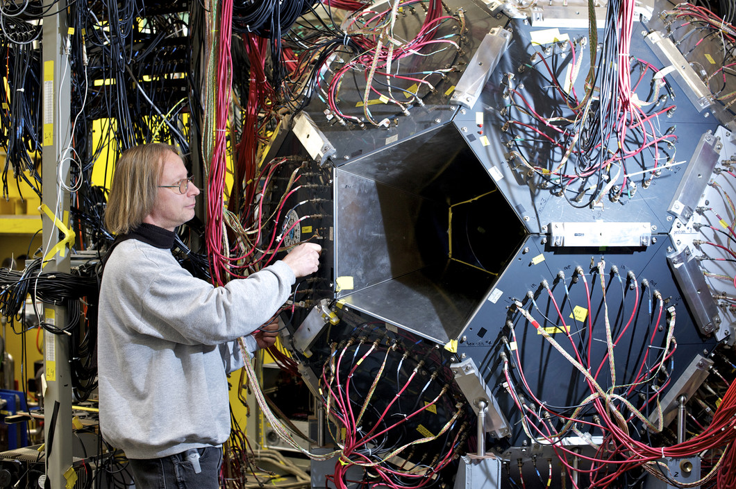 PSI scientist Bernhard Lauss with the detector array used in the determination of the muon lifetime (PSI/F. Reiser)