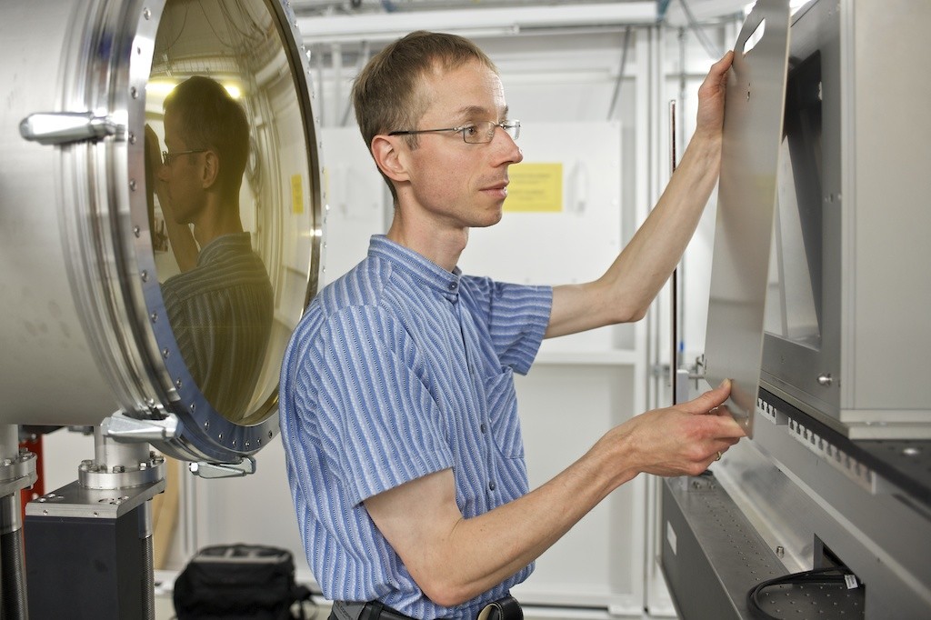 PSI scientist Oliver Bunk at the SAXS instrument. The grey box to the right is the PILATUS detector (Photo: PSI/M. Fischer)