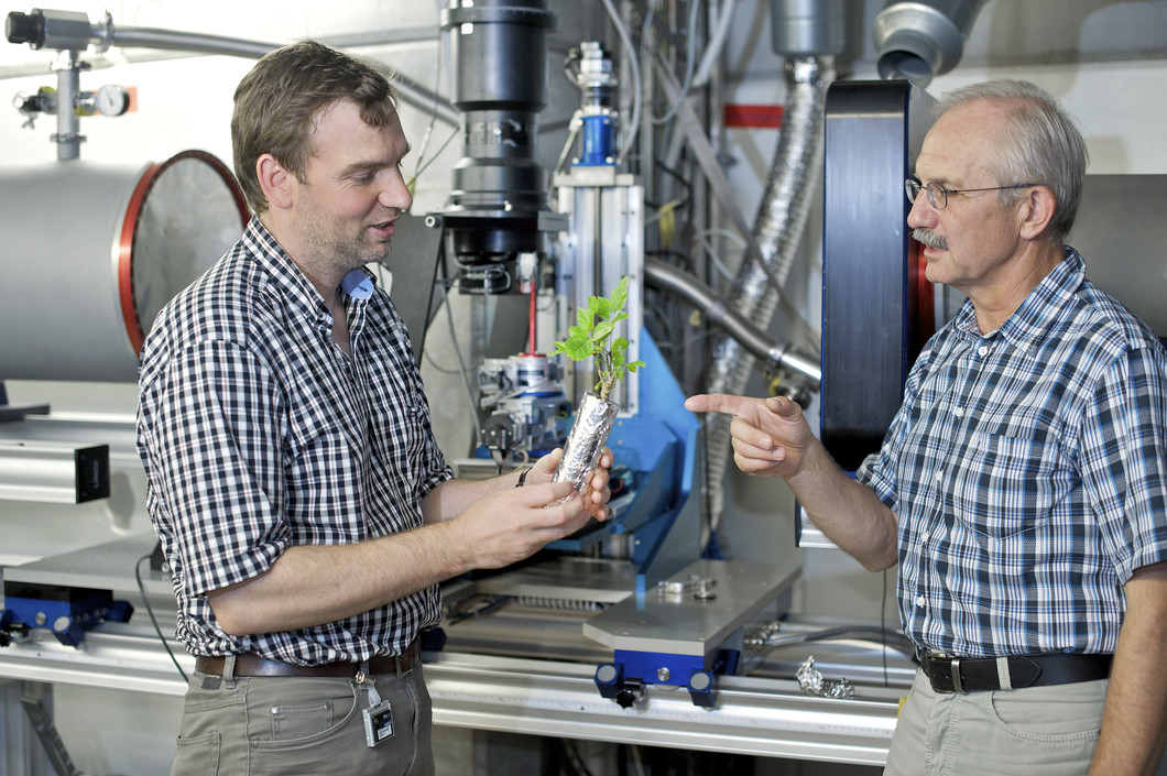 Sascha Oswald und Eberhard Lehmann an der Neutronentomografieanlage ICON am PSI. Hier wurden die tomografischen Untersuchungen zur Wasserverteilung um die Pflanzenwurzel durchgeführt. (Foto: PSI/M. Fischer)