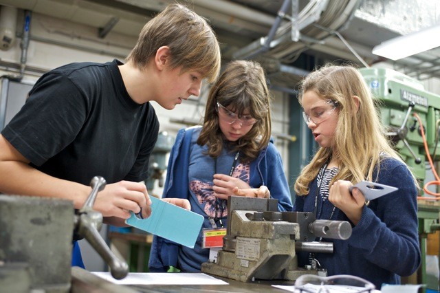Die Mädchen stellen in der Werkstatt der Polymechaniker eine Ladestation fürs Mobiltelefon her. (Foto: PSI/M. Fischer)