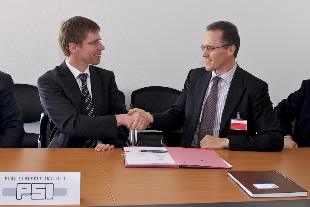 Le directeur du PSI Joël Mesot et Peter Matton, président IMI Nuclear, lors de la signature du contrat de licence.