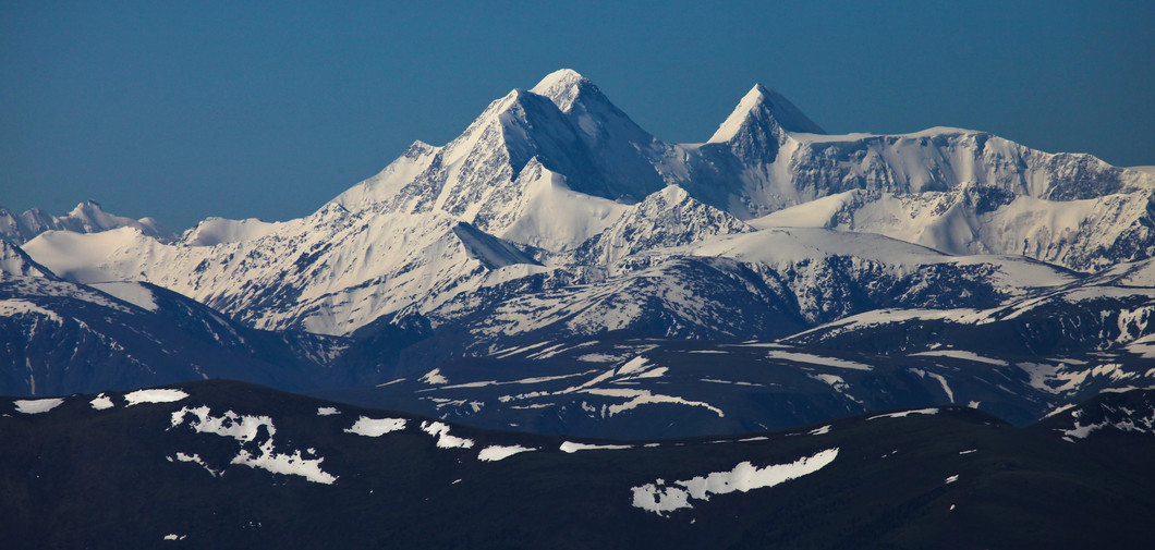 Vue sur les deux sommets du Mont Belukha, la carotte provient du plateau les séparant. Photo mise à disposition par Alexey Nagaev.