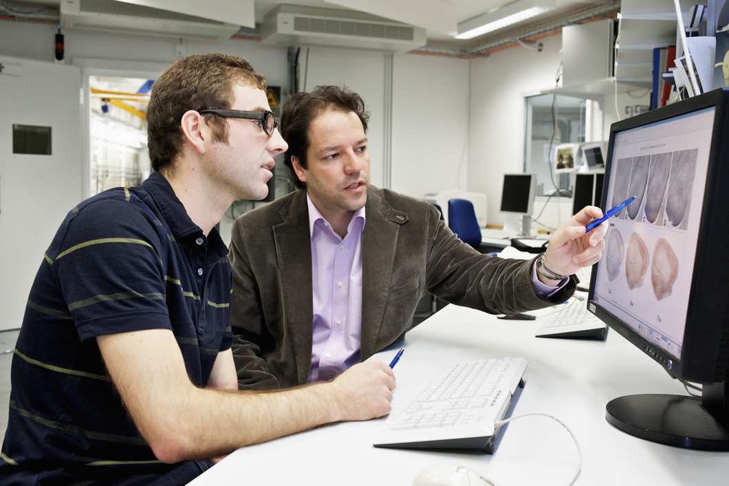 PSI researchers Bernd Pinzer and Marco Stampanoni discussing the results of their investigations on Alzheimer’s disease. (Photo: Paul Scherrer Institute/M. Fischer)