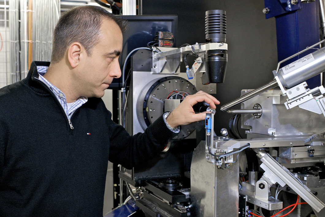 Research Scientist Andrea Prota, mounting a protein crystal sample for an experiment at the Swiss Light Source SLS at the Paul Scherrer Institute. In such experiments, the three-dimensional structure of protein molecules is determined using X-Rays. (Photo: Paul Scherrer Institute/Markus Fischer)