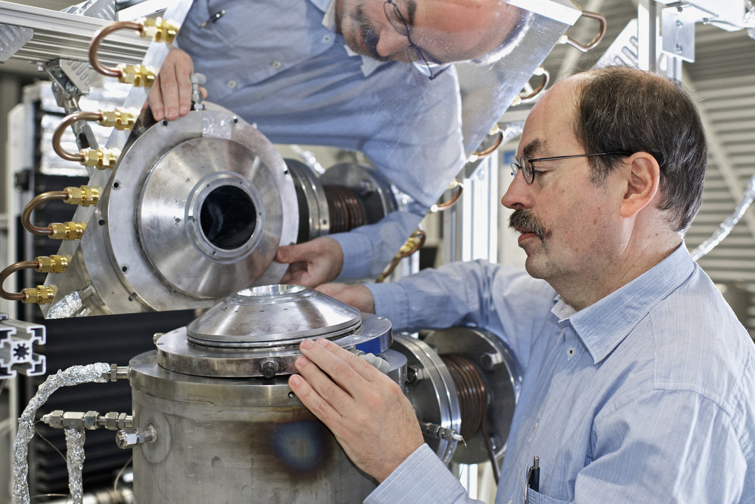 Christian Wieckert, researcher and Head of the Project at PSI is seen here preparing the laboratory’s solar reactor for producing synthesis gas production via  steam gasification of coal, biomass and carbon-containing wastes. This solar reactor was used in the initial tests for the PSI-High Flux-Solar-Simulator.  A larger reactor was built for the subsequent experiments in Almeria.