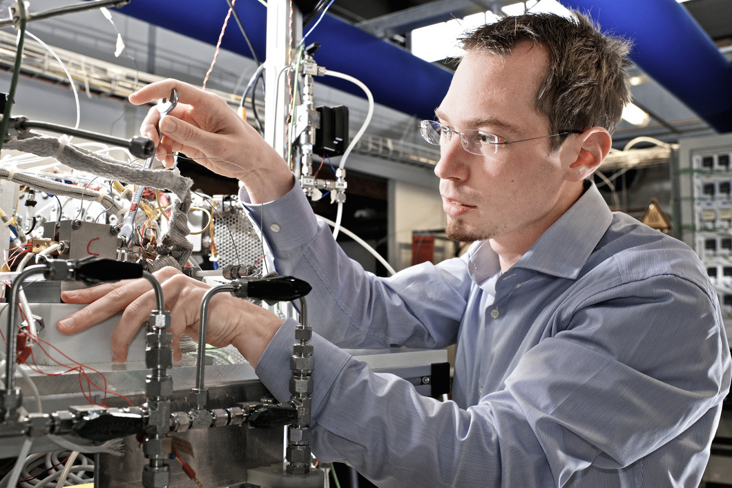 Stefan Kreitmeier at the test set up on which he conducted the degradation tests on the fuel cell membranes. (Photo: Paul Scherrer Institut/Markus Fischer)