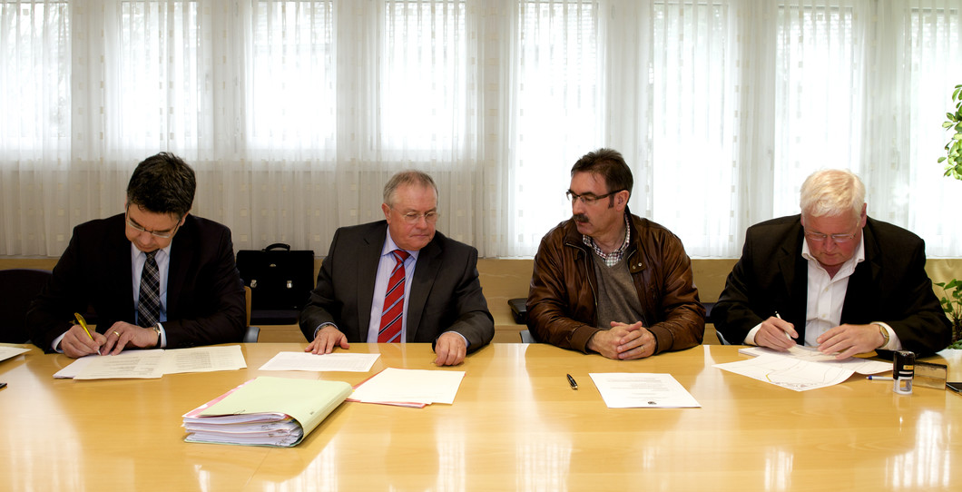 Signing of the building rights agreement with representatives of the Citizens’ Commune of Würenlingen. Pictured are: Simon Stemmer, Head of Building Works, ETH Board, Kurt Bächli, notary, André Zoppi, Mayor, and Andreas Senn, Communal Chancellor.