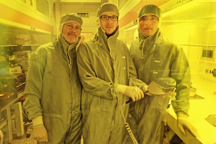PSI-Forscher Hans Sigg, Richard Geiger und Renato Minamisawa im Reinraum des PSI. (Foto: Markus Fischer/PSI)