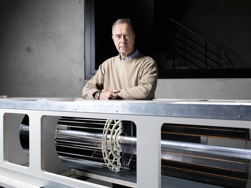 Roland Horisberger, avec le dispositif de fixation pour le détecteur à pixels, en grandeur originale, tel qu’il est implanté au cœur du détecteur CMS, au CERN. (Photo : Scanderbeg Sauer Photography)