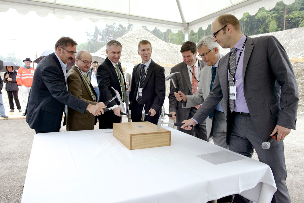 As part of the ceremony to mark the laying of the foundation stone, a symbolic oak time capsule was placed in the wall: from left to right: Mayor André Zoppi, President of the ETH Board Fritz Schiesser, President of the Cantonal Council Alex Hürzeler, PSI Director Joël Mesot, State Secretary Mauro Dell’Ambrogio, SwissFEL project leader Hans Braun and Marco Hirzel from the EquiFEL Suisse consortium, which is realising the SwissFEL building. Photo: Frank Reiser/PSI.