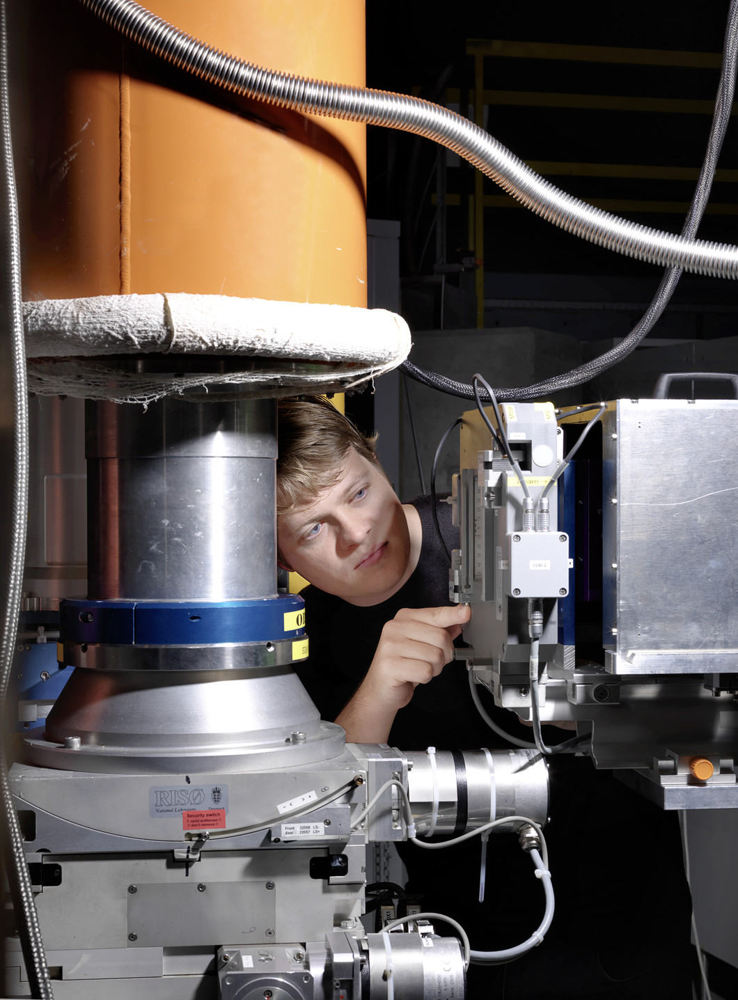 Jonathan White, first author on the paper, conducting an experiment on the neutron source SINQ at the PSI. (Photo: Scanderbeg Sauer Photography)