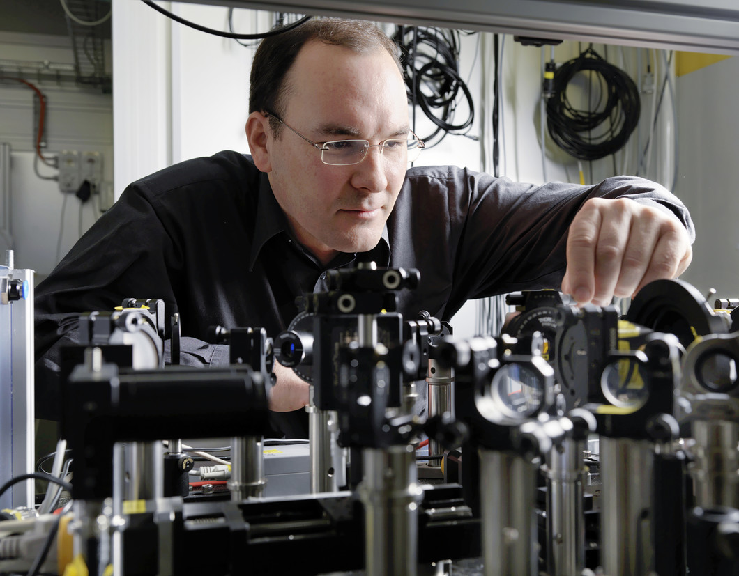 Christoph Hauri au laboratoire laser à l’Institut Paul Scherrer (Photo : Scanderbeg Sauer Photography)
