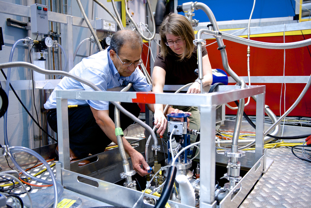 Fanni Juranyi and Jorge Gavilano,  scientifiques au laboratoire pour la diffusion neutronique, réalisent une expérience à la source de neutrons Suisse SINQ . (Photo: Frank Reiser/PSI)