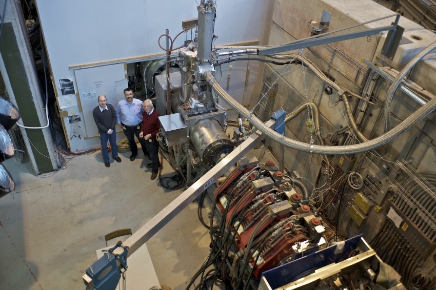 Une « expérience croquignolette ». C’est en ces termes que Stefan Ritt (au milieu) décrit la machine grâce à laquelle les désintégrations des muons sont suivies au PSI. Comparé aux immenses détecteurs du CERN, le qualificatif paraît tout à fait approprié. (Photo: Markus Fischer / PSI)