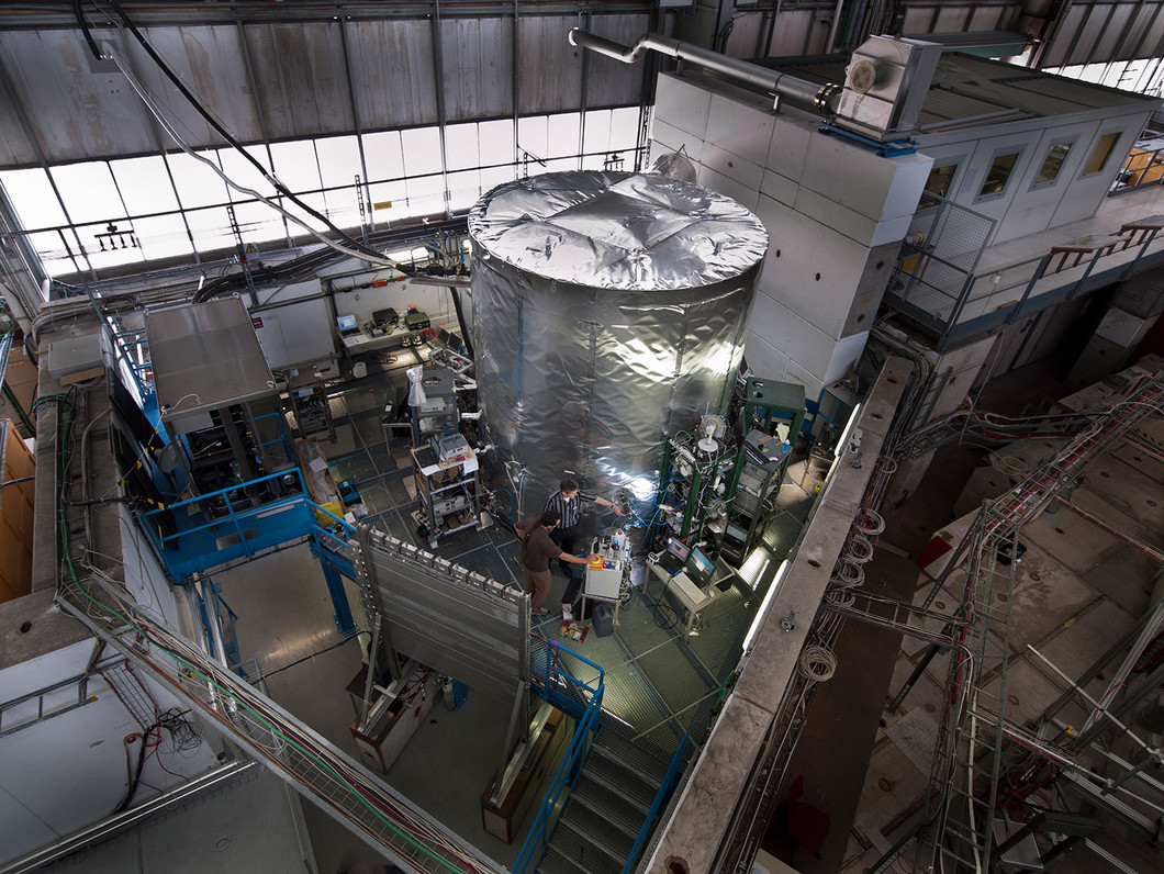 Frederico Bianchi und Urs Baltensperger vom Labor für Atmosphärenchemie des Paul Scherrer Instituts überprüfen an der CLOUD-Kammer am CERN das am PSI entwickelte Amin-Messgerät mit weltweit unerreichter Nachweisstärke. (Bild: CERN)
