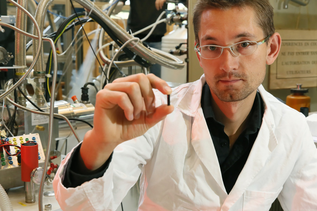 Johan Chang mit der untersuchten Supraleiter-Probe (Foto: © 2013 Alain Herzog/EPFL)