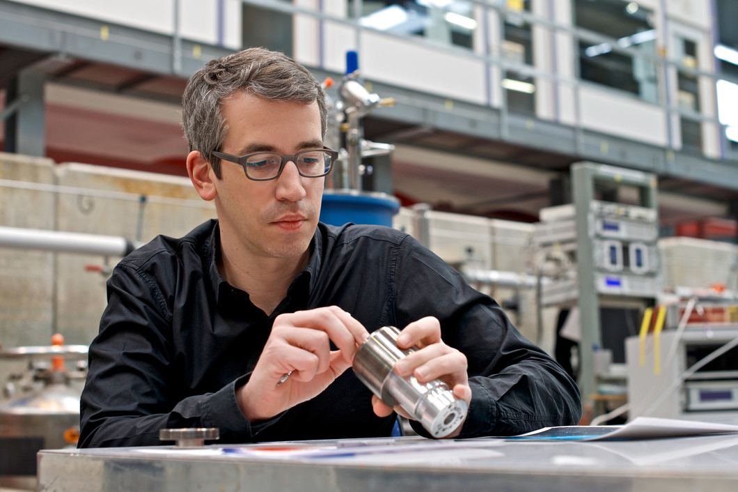 Christian Rüegg vom Paul Scherrer Institut bereitet eine Druckzelle vor für ein Neutronenstreuexperiment. Druck wird durch komprimiertes Heliumgas ausgeübt. (Foto: Paul Scherrer Institut/Markus Fischer)