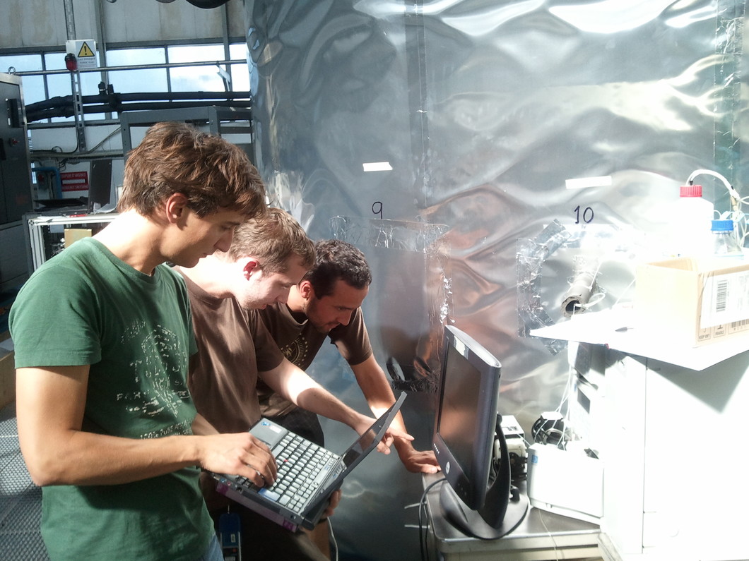 The Ph.D. students Francesco Riccobono, Arnaud Praplan and Federico Bianchi (from left to right) during the discussion of the results of the experiments at CLOUD. Copyright: CERN.