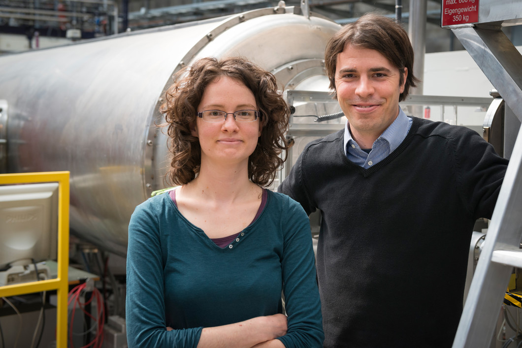 Renate Ünnep et Gergely Nagy au poste de mesure SANS à la source de neutrons  SINQ de l‘Institut Paul Scherrer. (Photo: Paul Scherrer Institut/ Mahir Dzambegovic)