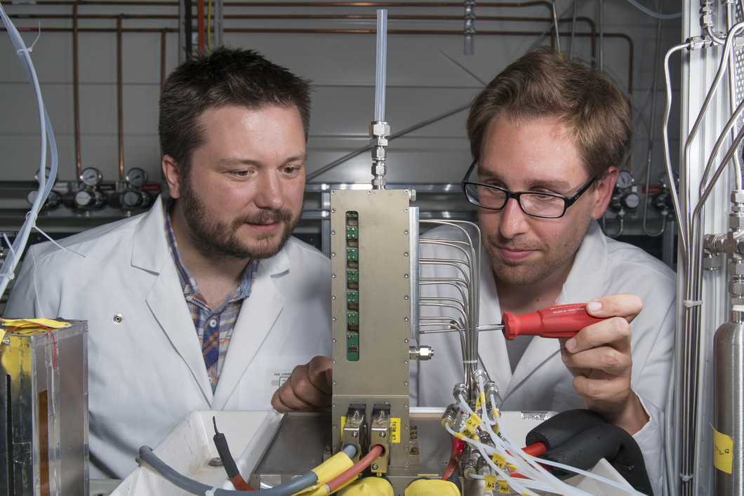 Die Forscher Pierre Boillat und Johannes Biesdorf bei einem Experiment, in dem sie eine Brennstoffzelle ohne Vorwärmen bei Temperaturen unter Null Grad Celsius gestartet haben. Bild: Paul Scherrer Institut/Mahir Dzambegovic.