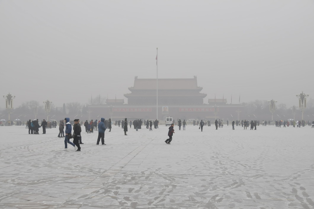 Des images de la „Airpokalypse“, ici sur la place Tiananmen à Pékin. Dans la capitale chinoise, la combustion de charbon a jouée un rôle très important pour la pollution particulaire. Photo: Institut Paul Scherrer.